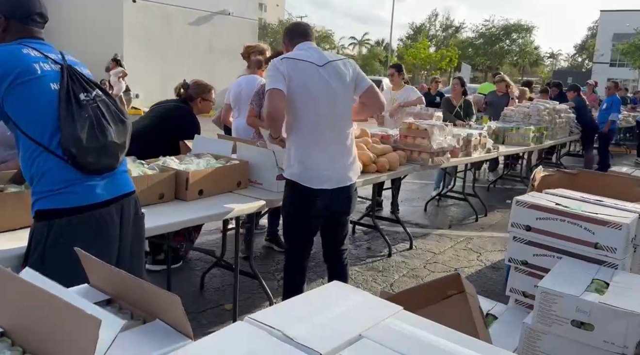 Voluntarios organizando una jornada comunitaria de alimentos