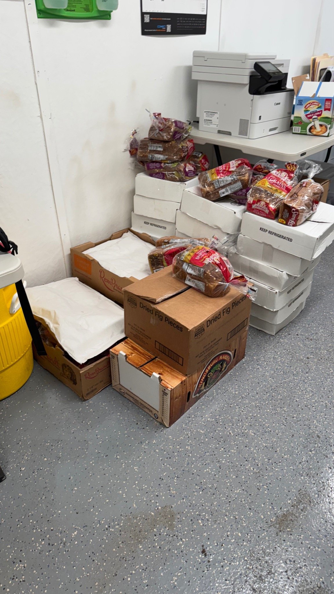Alimentos organizados antes de una jornada de distribución